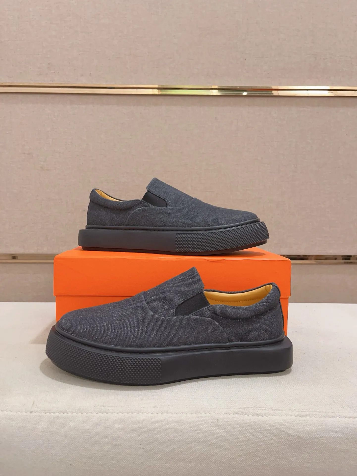 Men's clothing and shoes💰: 442💰《HERMES》【Classic original single version】Hermès; top 🔝purchase agent🔍🔍men's latest 🇺🇸 counter sales simultaneously, imported from Italy original ▲▲cowhide ▲▲ (high-end, nobility, class) ) Exquisite workmanship (Italian 🇮🇹 imported water-dyed 🐂 cowhide lining) sole: original sole provided by the original factory, ⚠️exclusive double-layer activity·TPR·rubber·combined molded outsole; super comfortable·wear-resistant·non-slip·environmental protection The real thing is more beautiful if you take the real thing (high quality, follow the order). You can enter and exit the counter at will * Number of yards: 38-44 (45 can be customized and cannot be returned or exchanged)